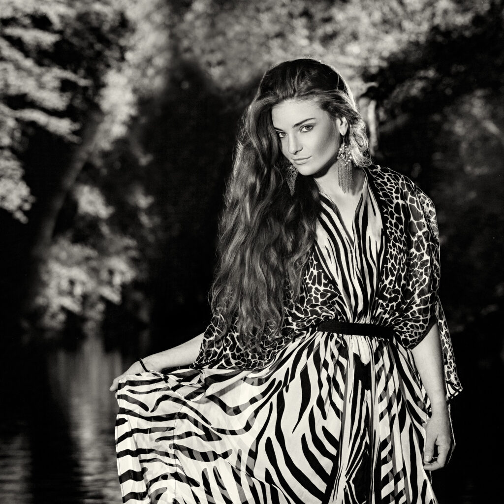 Portrétní fotograf Petr Lasák při focení na řece