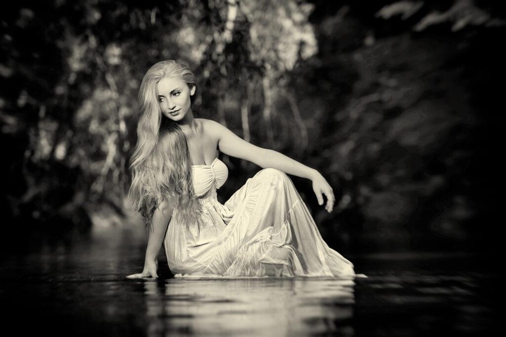 Portrétní fotograf Petr Lasák při focení na řece