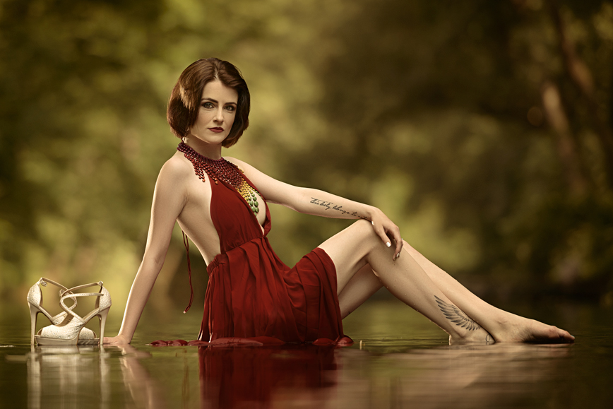 Portrétní fotograf Petr Lasák při focení na řece