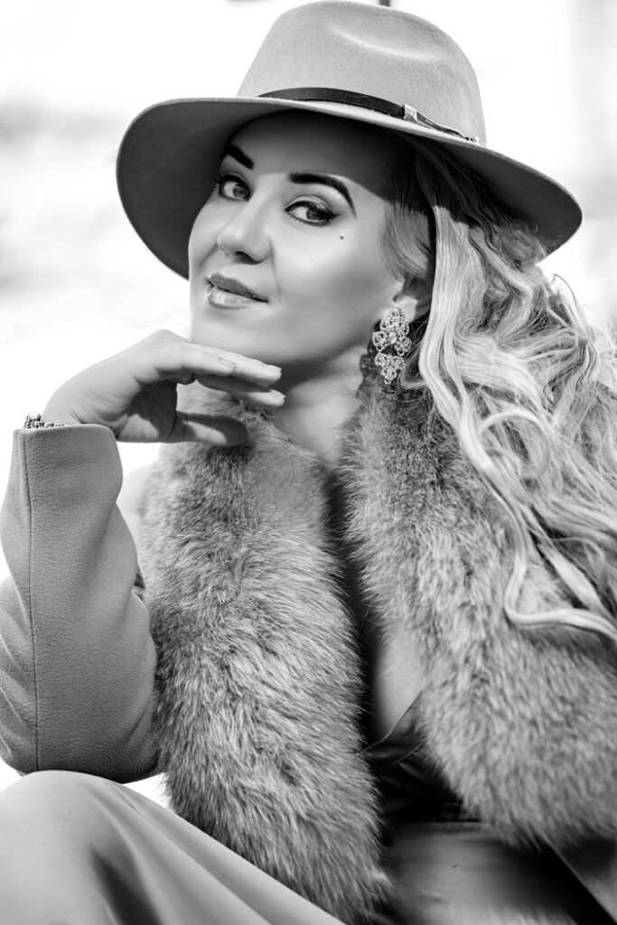 Portrét v černobílé fotografii