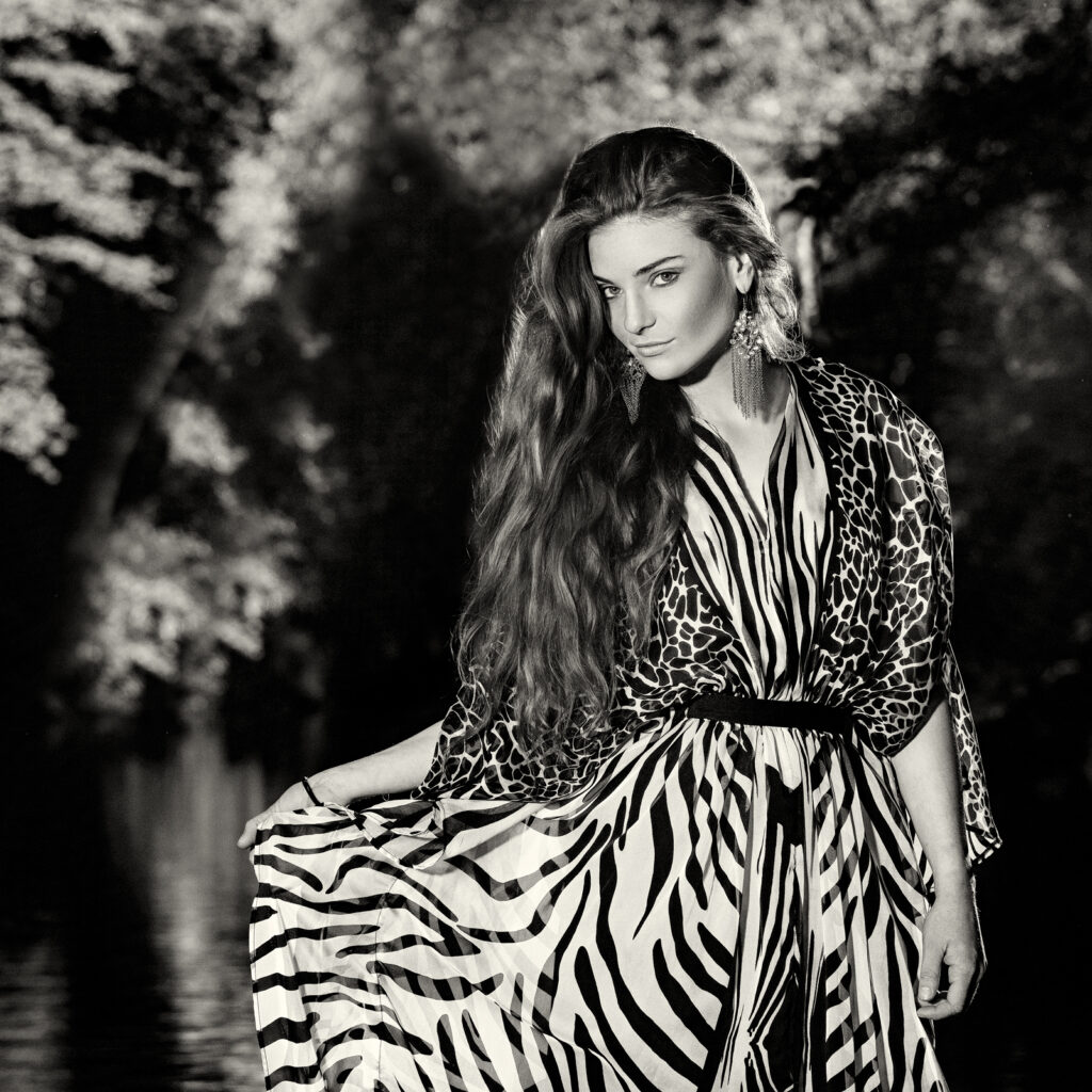 Černobílý portrét v přírodě