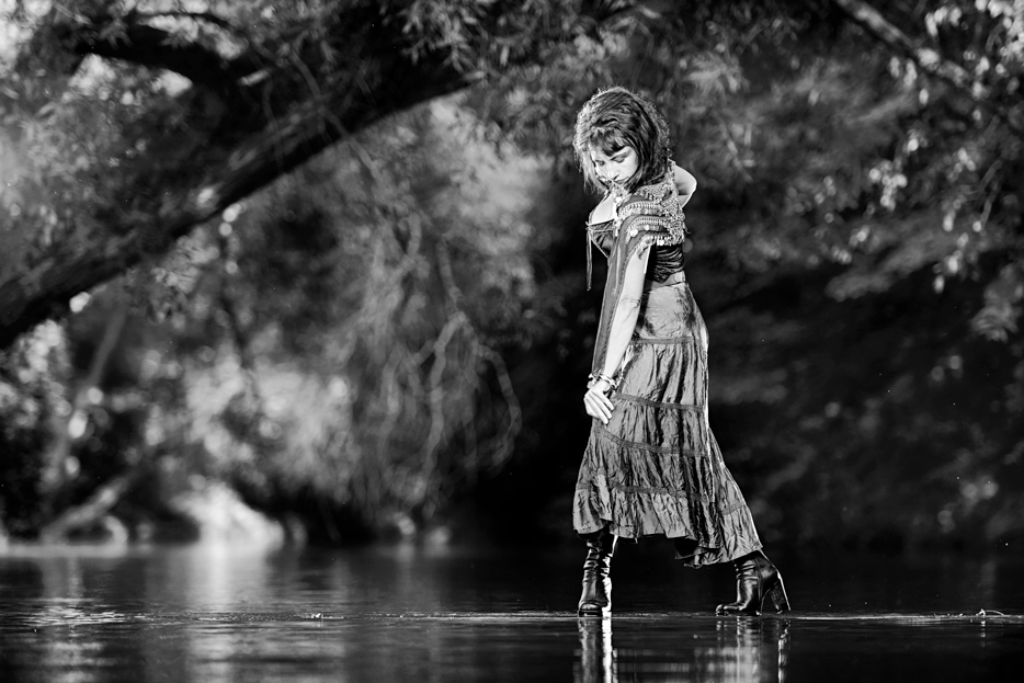 Černobílý portrét v přírodě