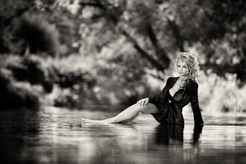 Černobílý portrét v přírodě