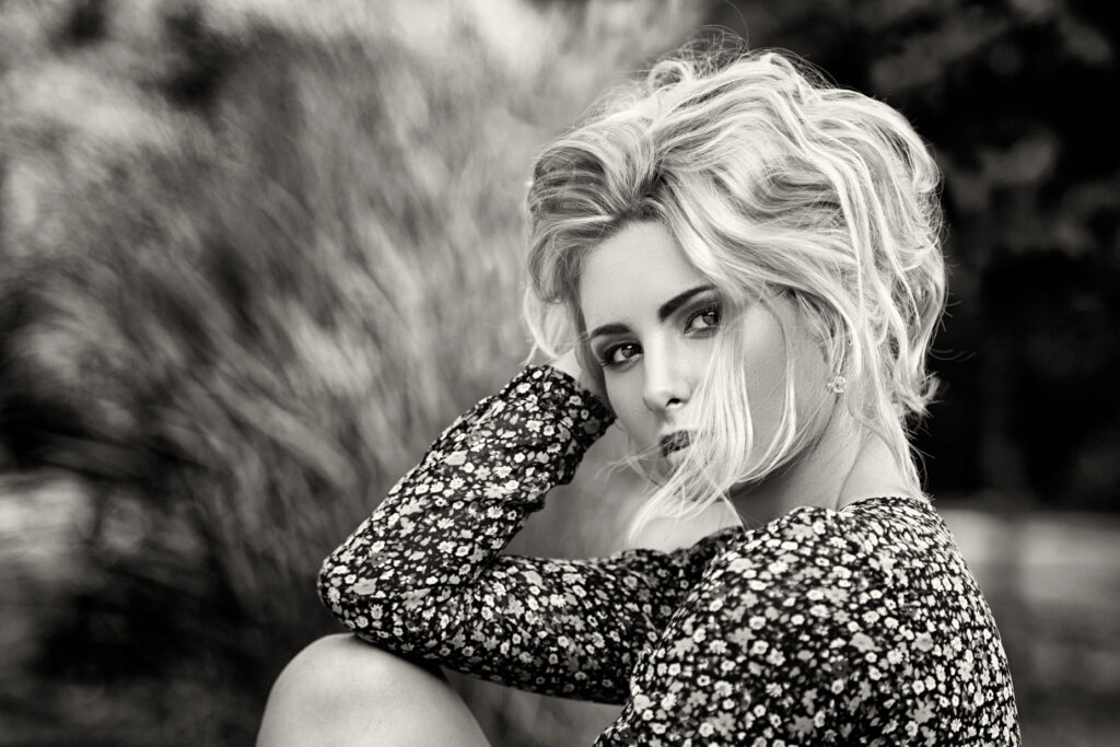 Černobílý portrét v přírodě