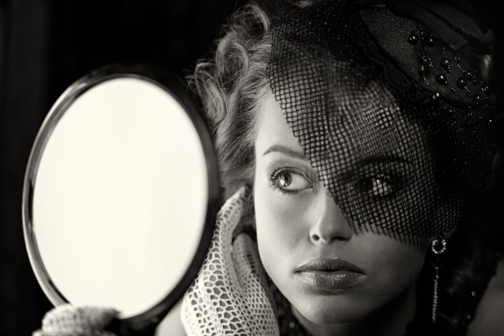 Černobílý portrét v interiéru