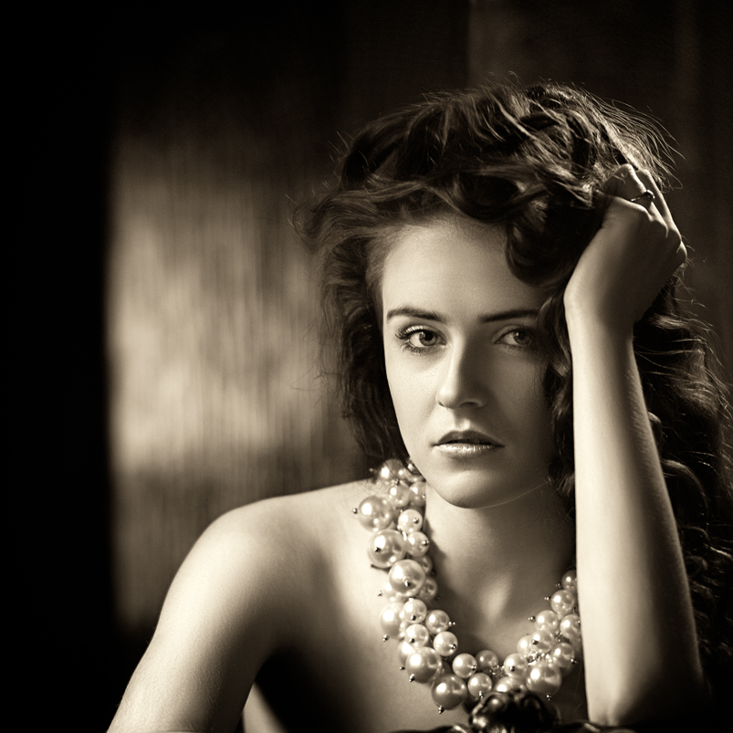 Černobílý portrét v interiéru