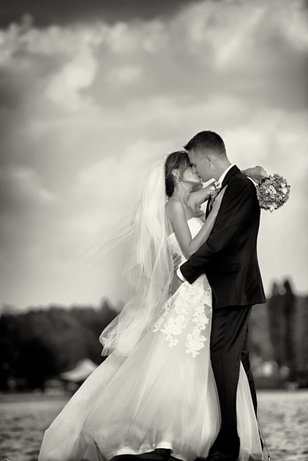 Svatba v černobílé fotografii