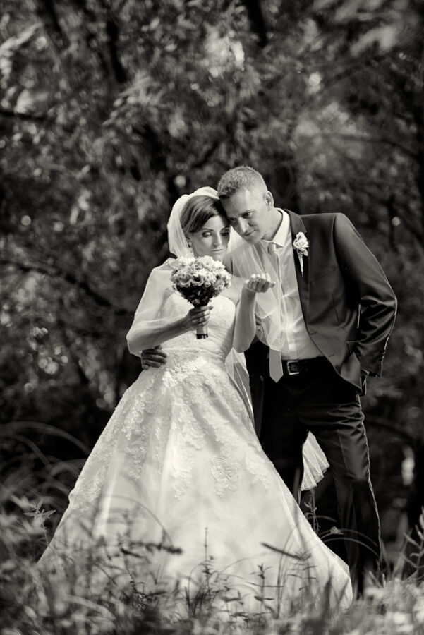 Svatba v černobílé fotografii