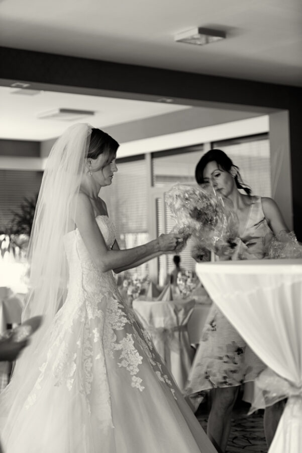 Svatba v černobílé fotografii