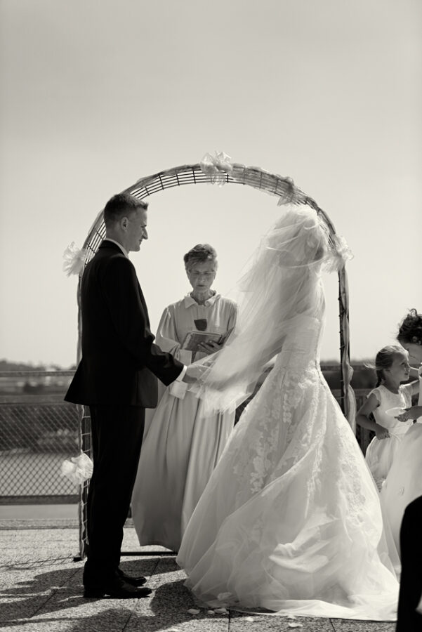 Svatba v černobílé fotografii