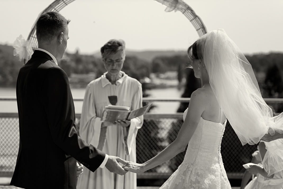 Svatba v černobílé fotografii