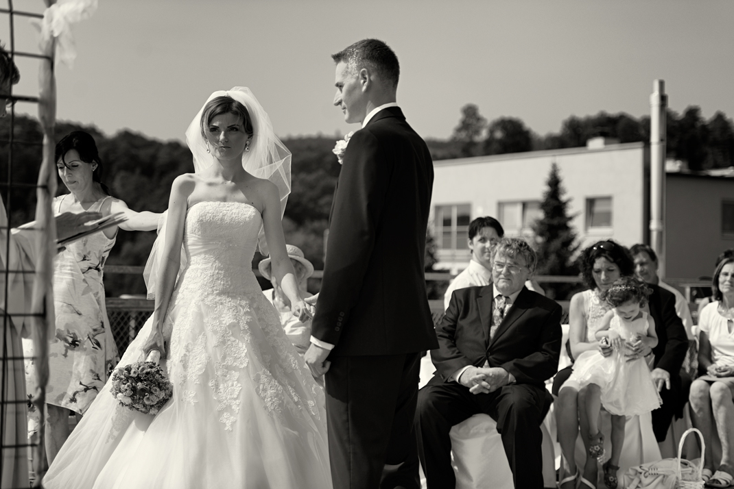 Svatba v černobílé fotografii