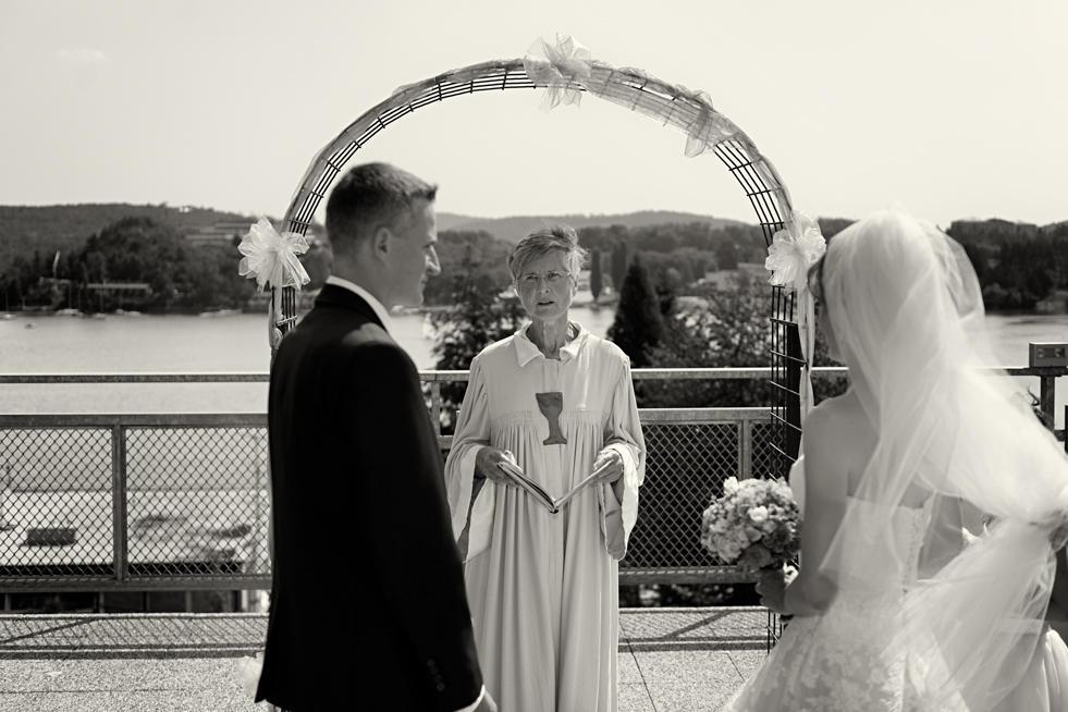 Svatba v černobílé fotografii na brněnské přehradě