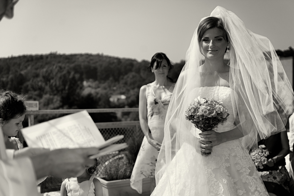 Svatba v černobílé fotografii na brněnské přehradě