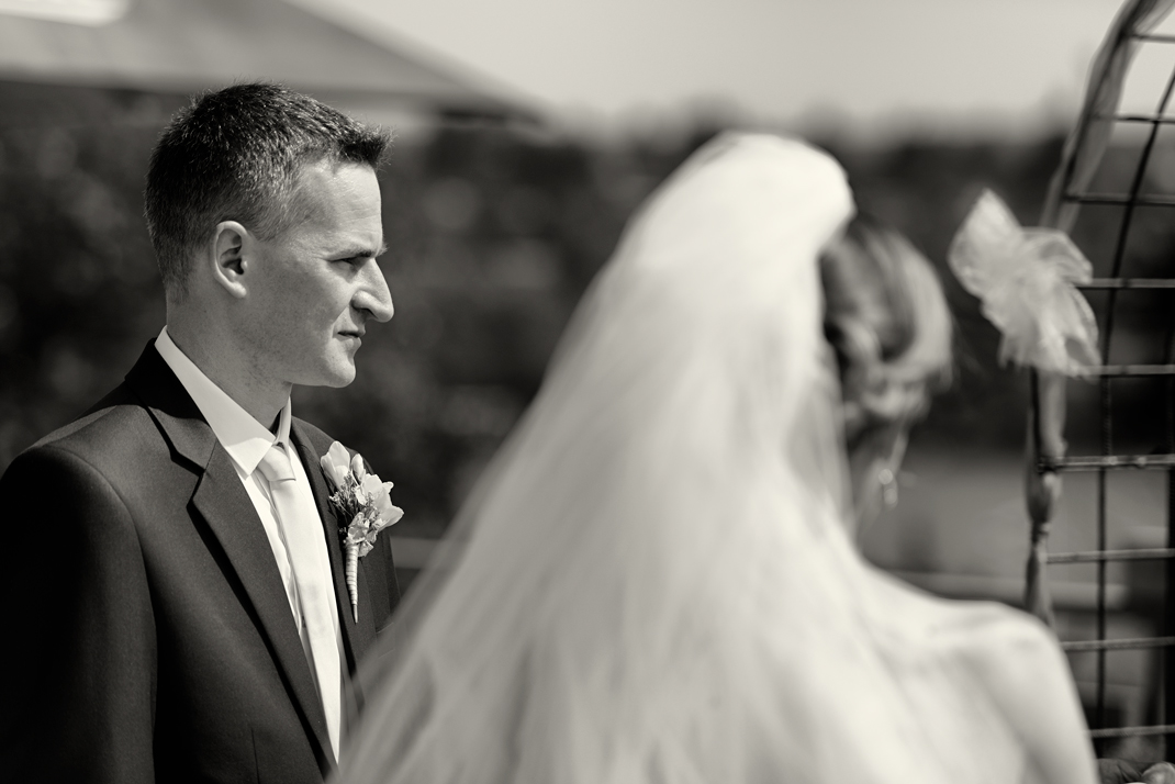 Svatba v černobílé fotografii na brněnské přehradě