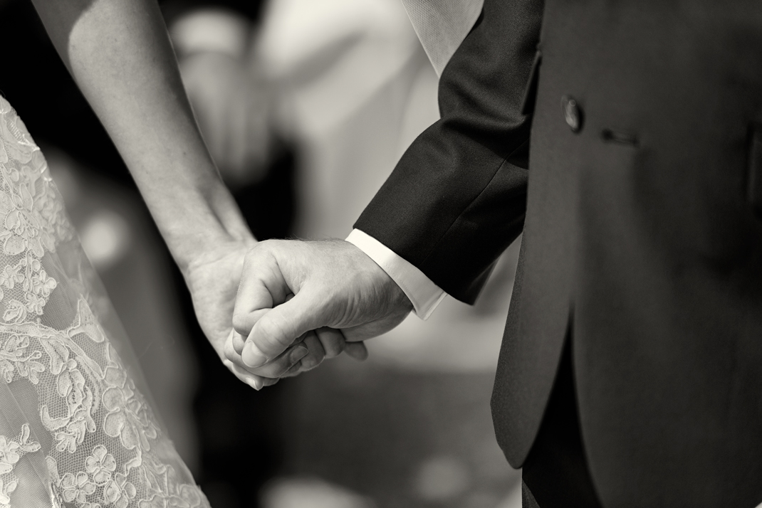 Svatba v černobílé fotografii na brněnské přehradě