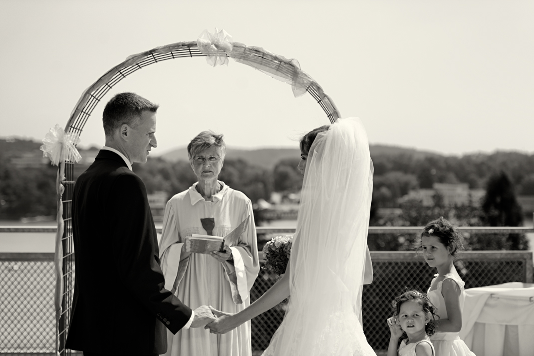 Svatba v černobílé fotografii na brněnské přehradě