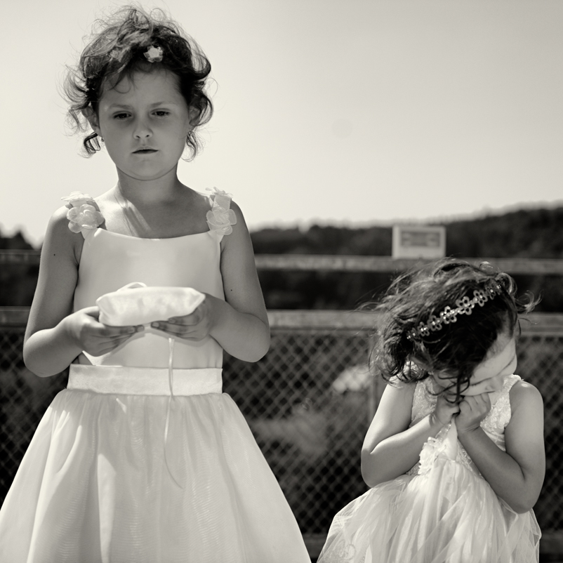 Svatba v černobílé fotografii na brněnské přehradě