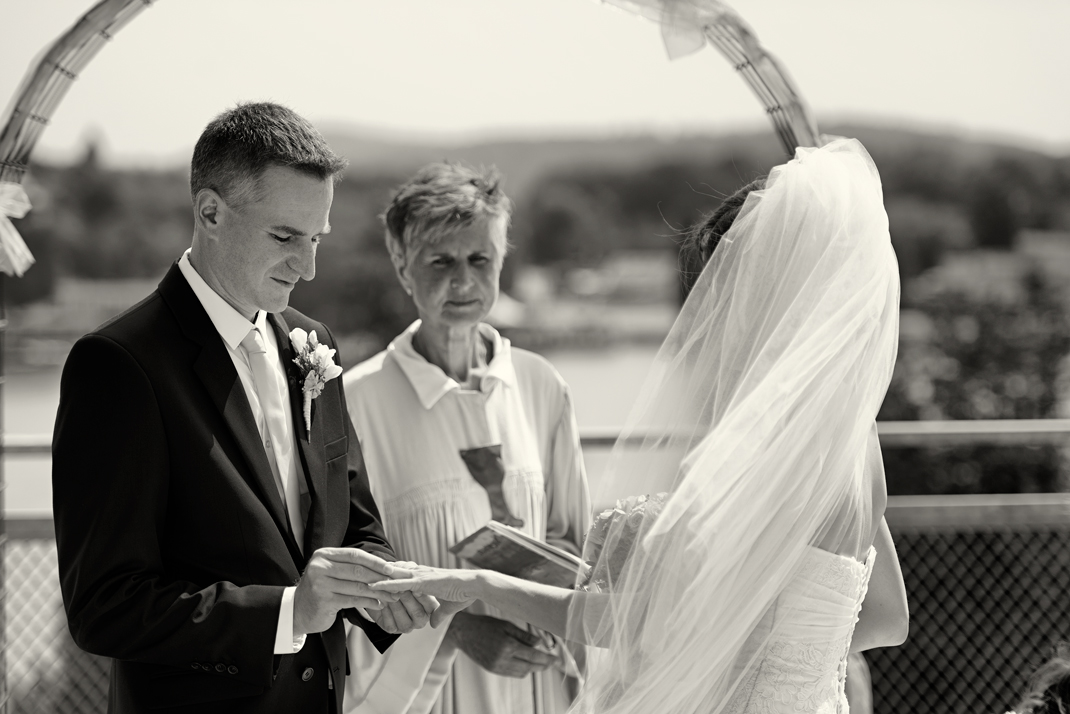 Svatba v černobílé fotografii na brněnské přehradě