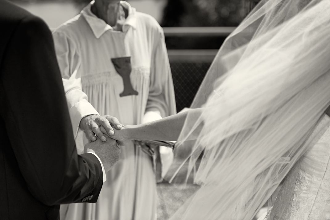 Svatba v černobílé fotografii na brněnské přehradě