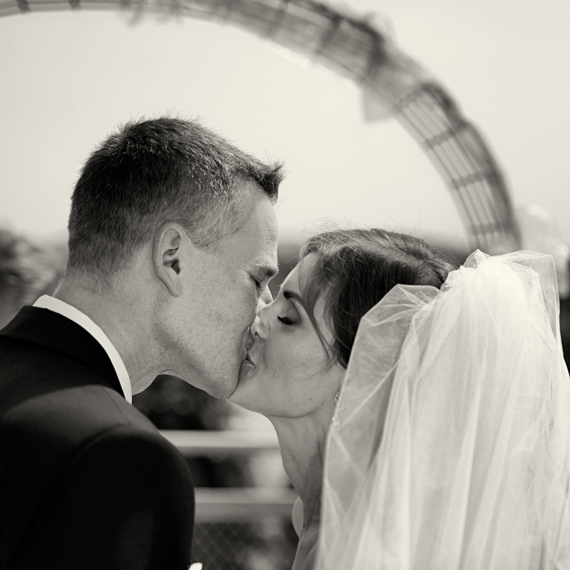 Svatba v černobílé fotografii na brněnské přehradě