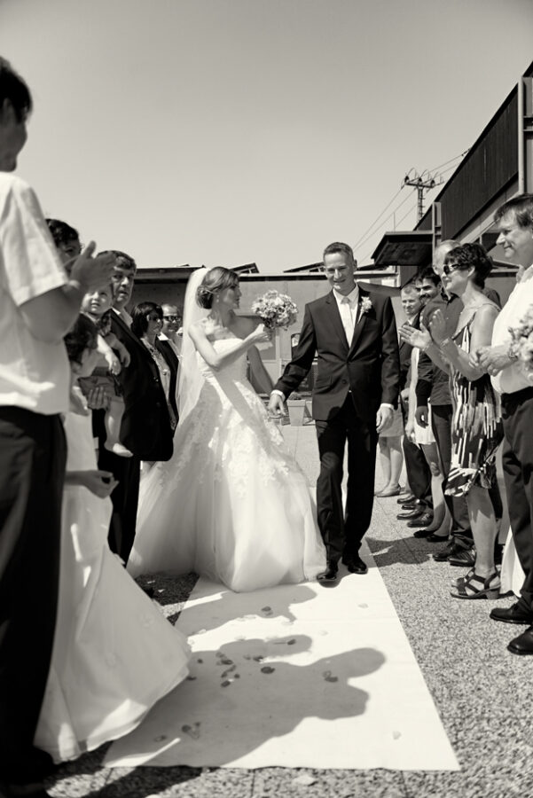 Svatba v černobílé fotografii na brněnské přehradě