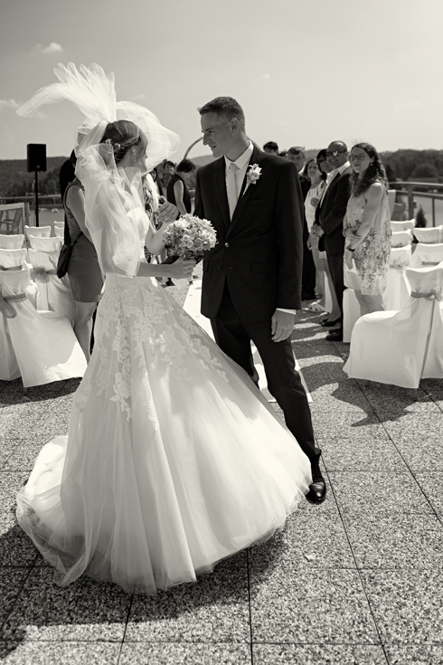 Svatba v černobílé fotografii na brněnské přehradě
