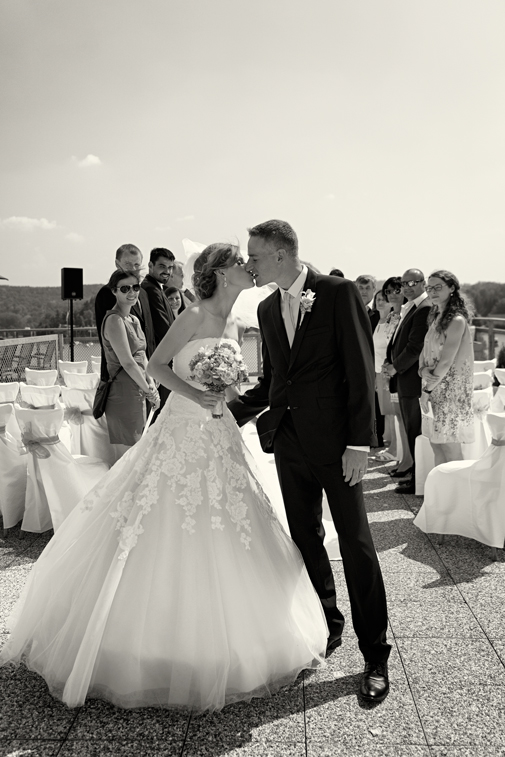 Svatba v černobílé fotografii na brněnské přehradě
