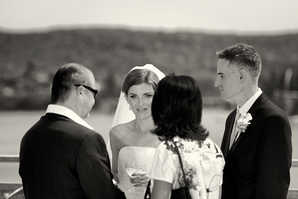 Svatba v černobílé fotografii na brněnské přehradě