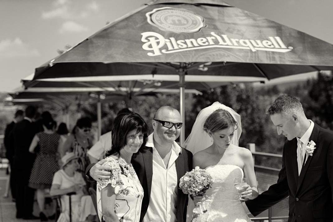 Svatba v černobílé fotografii na brněnské přehradě