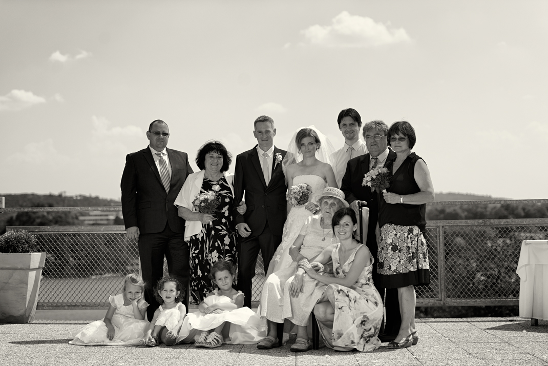 Svatba v černobílé fotografii na brněnské přehradě