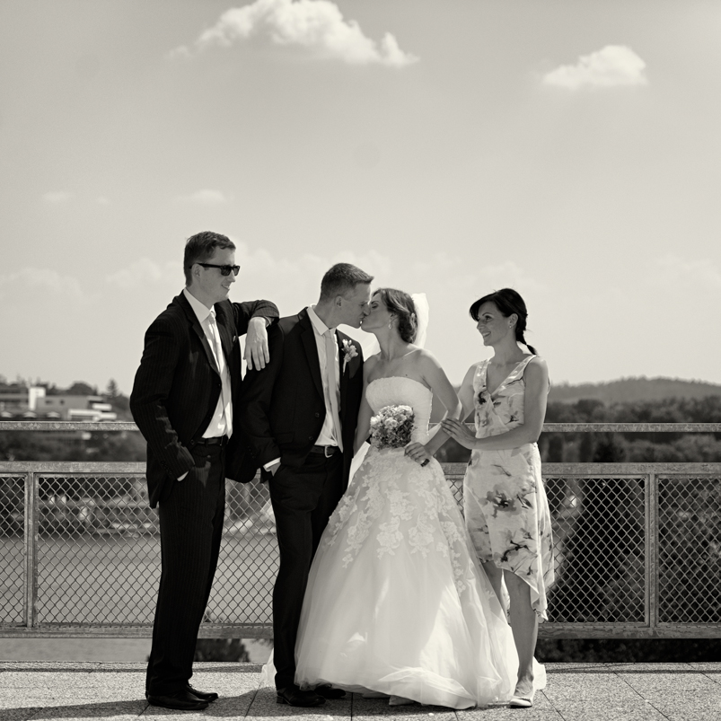 Svatba v černobílé fotografii na brněnské přehradě