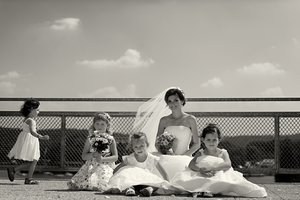 Svatba v černobílé fotografii na brněnské přehradě