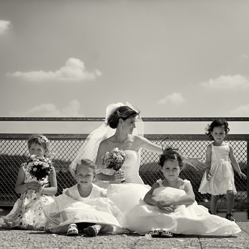 Svatba v černobílé fotografii na brněnské přehradě