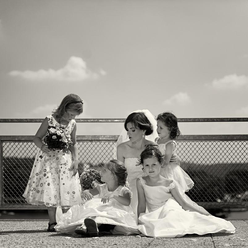 Svatba v černobílé fotografii na brněnské přehradě