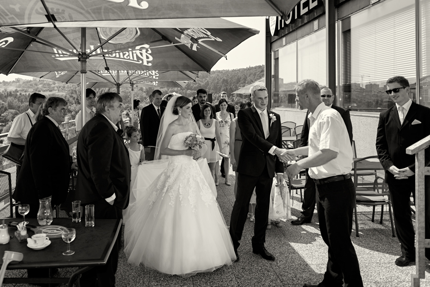 Svatba v černobílé fotografii na brněnské přehradě