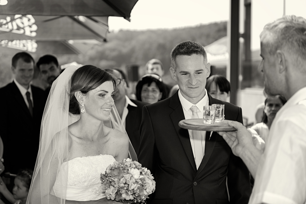 Svatba v černobílé fotografii na brněnské přehradě