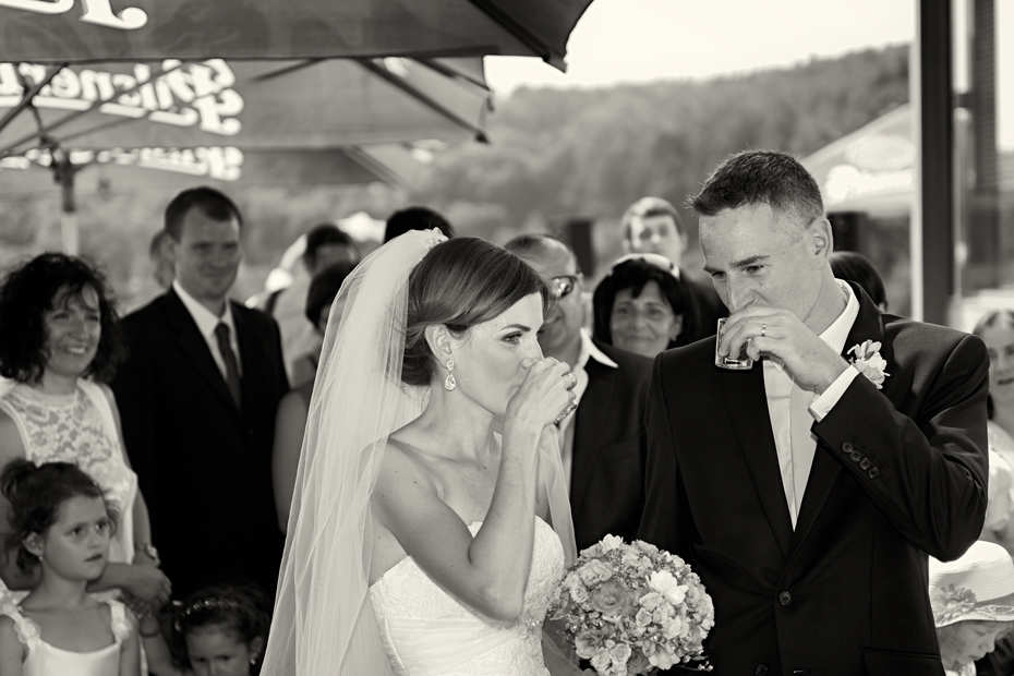 Svatba v černobílé fotografii na brněnské přehradě