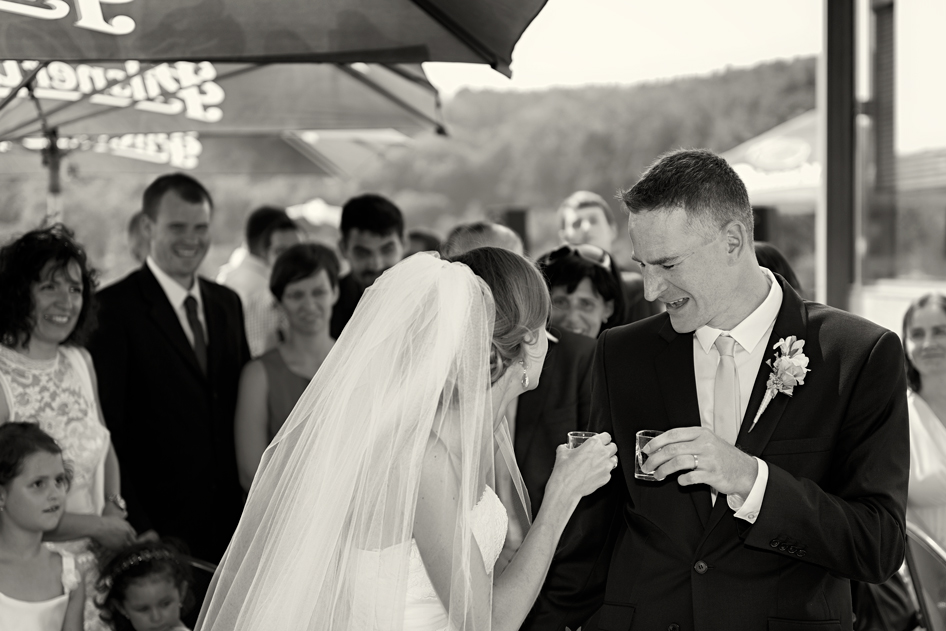 Svatba v černobílé fotografii na brněnské přehradě