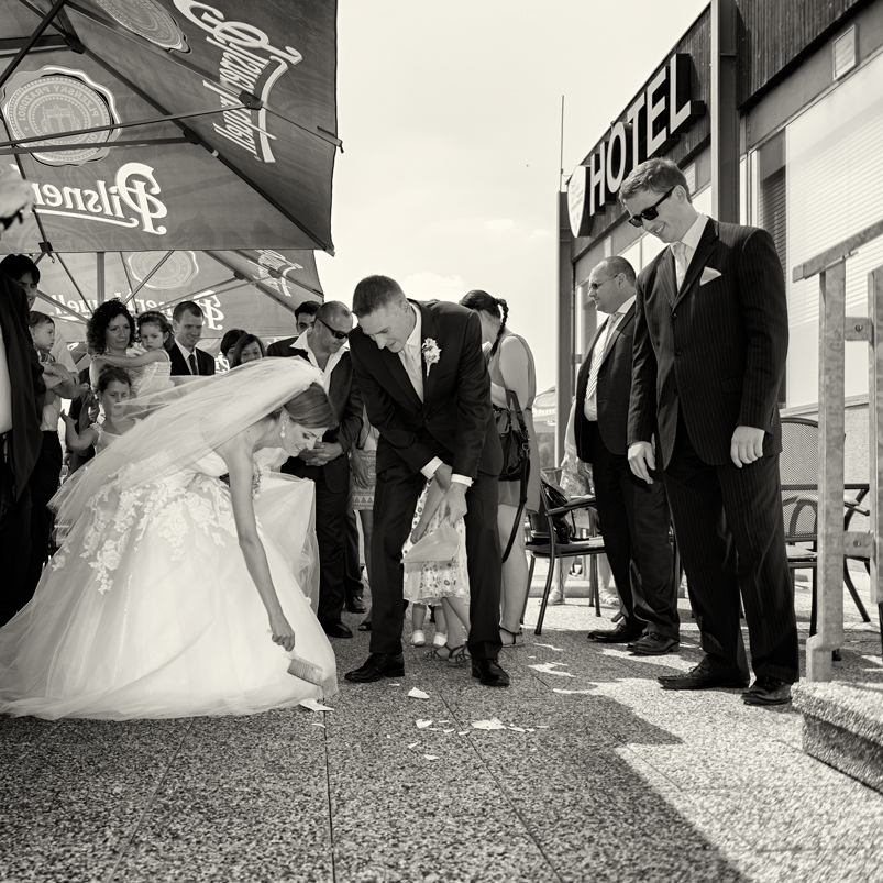 Svatba v černobílé fotografii na brněnské přehradě