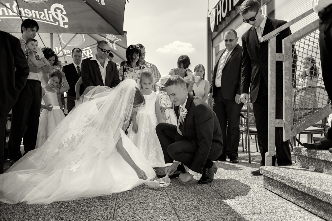 Svatba v černobílé fotografii na brněnské přehradě