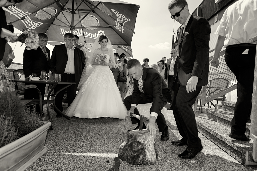 Svatba v černobílé fotografii na brněnské přehradě