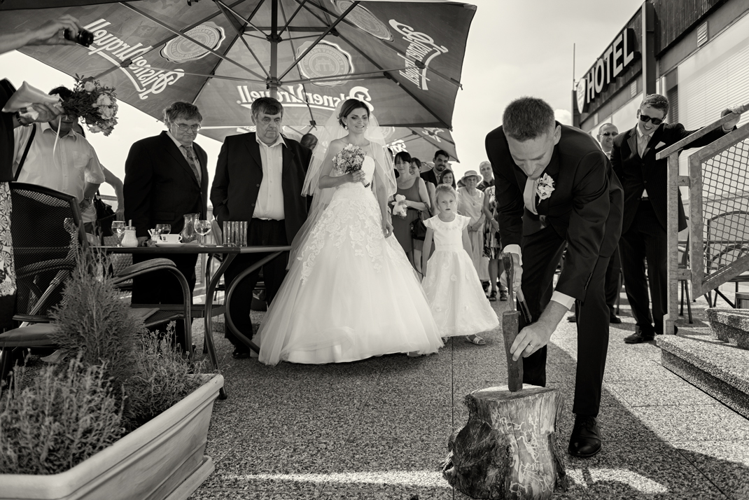 Svatba v černobílé fotografii na brněnské přehradě