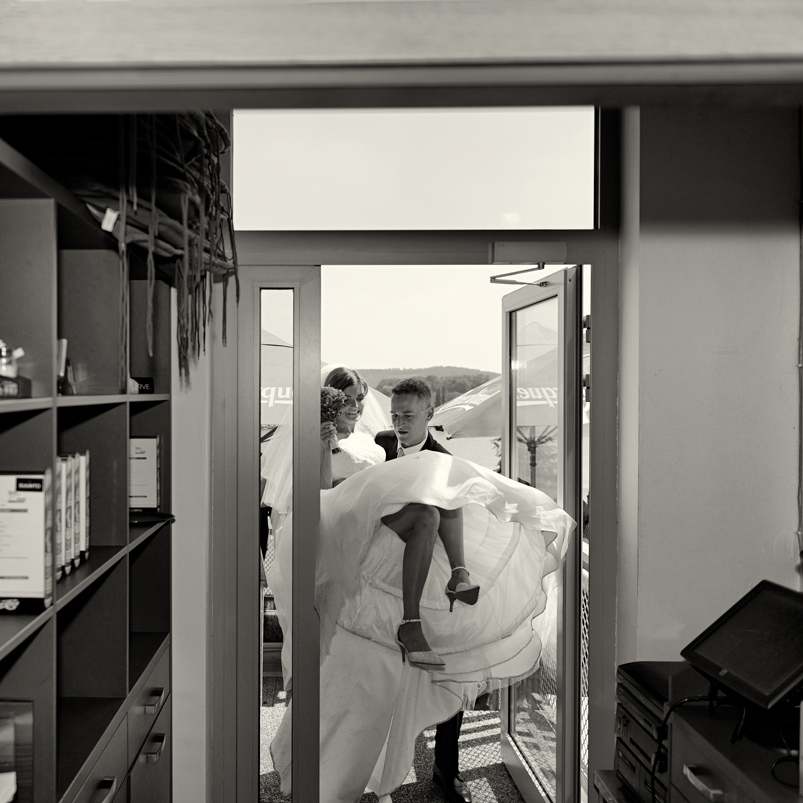 Svatba v černobílé fotografii na brněnské přehradě