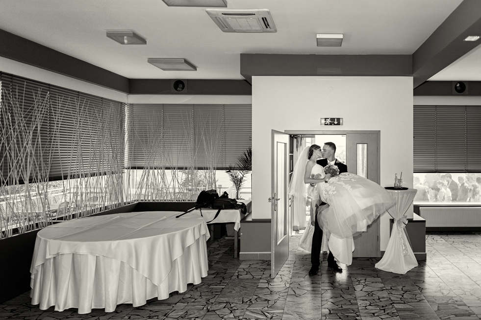 Svatba v černobílé fotografii na brněnské přehradě