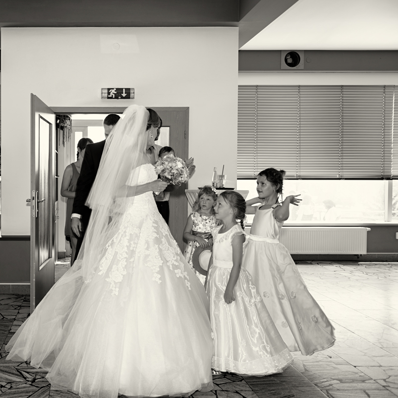 Svatba v černobílé fotografii na brněnské přehradě