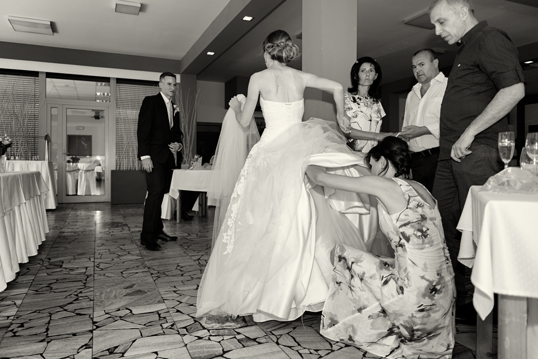 Svatba v černobílé fotografii na brněnské přehradě