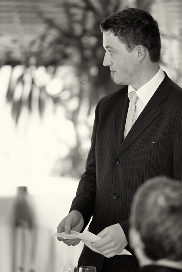 Svatba v černobílé fotografii na brněnské přehradě na Rakovci