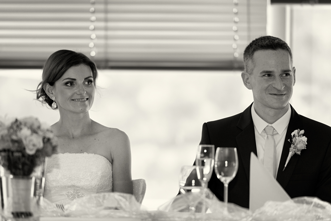 Svatba v černobílé fotografii na brněnské přehradě na Rakovci