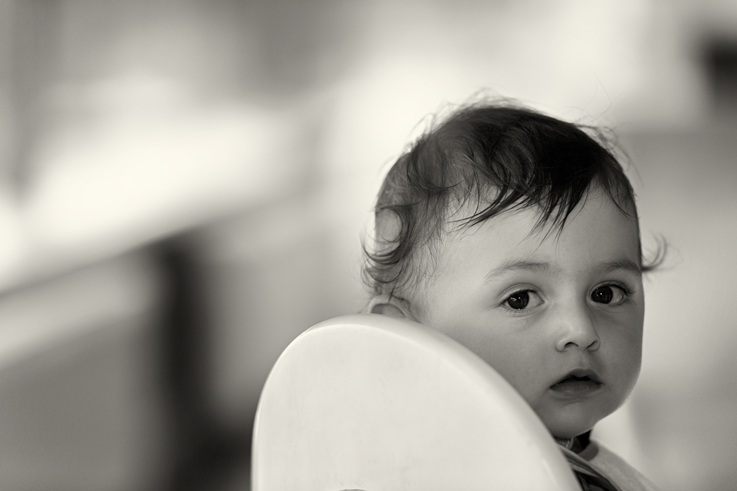 Svatba v černobílé fotografii na brněnské přehradě na Rakovci